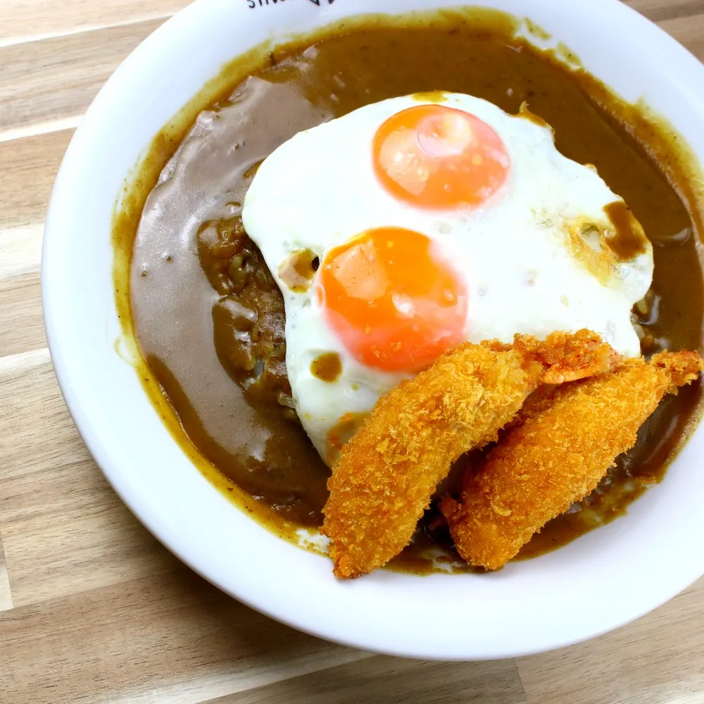 目玉焼きエビフライカレー